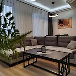 19th & 18th & 7th Floor Secure With Pool & Fitness & Parking Included In Price - Self Check-in Available