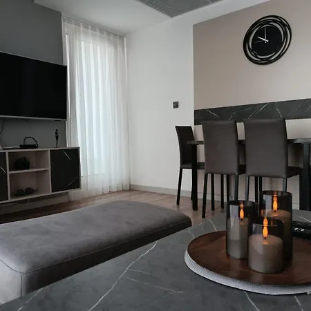 19th & 18th & 7th Floor Secure With Pool & Fitness & Parking Included In Price - Self Check-in Available *