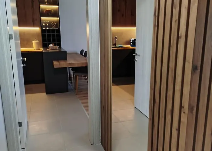 19th & 18th & 7th Floor Secure With Pool & Fitness & Parking Included In Price - Self Check-in Available *