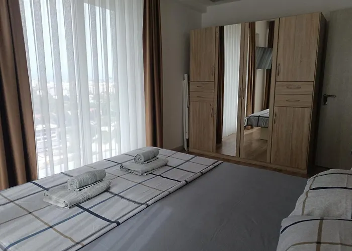 19th & 18th & 7th Floor Secure With Pool & Fitness & Parking Included In Price - Self Check-in Available