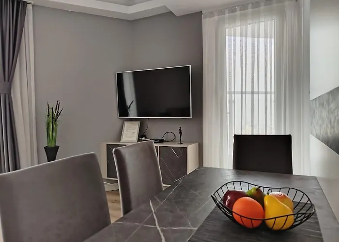 19th & 18th & 7th Floor Secure With Pool & Fitness & Parking Included In Price - Self Check-in Available *