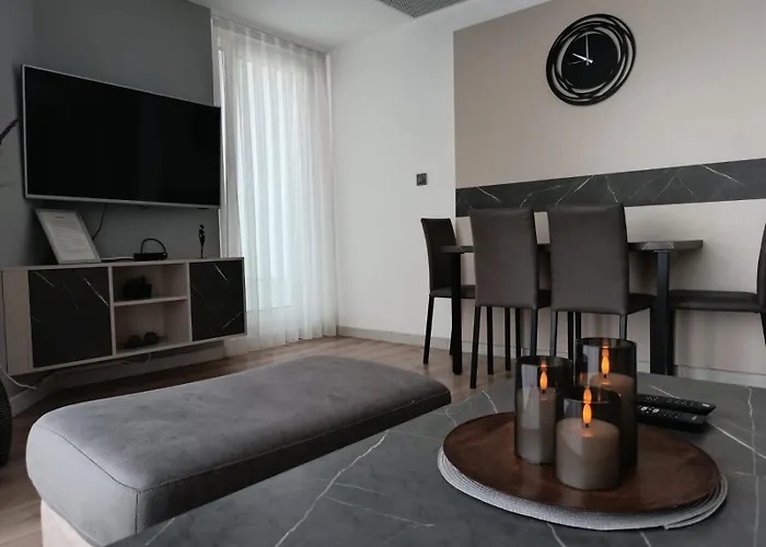 19th & 18th & 7th Floor Secure With Pool & Fitness & Parking Included In Price - Self Check-in Available *